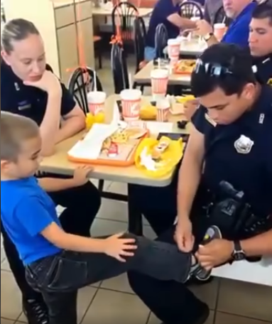 A Police Officer Helped a Little Boy Tie His Shoe—Seconds Later, Everyone in the Restaurant Froze