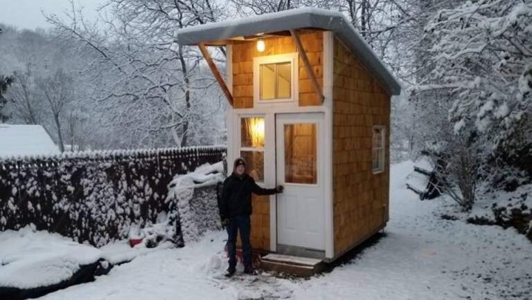 For the price of an iPhone, he built an 89-square-meter house… but wait until you see what’s inside